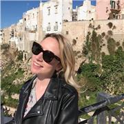 Diplomata presso liceo linguistico , laureata in scienze della comunicazione